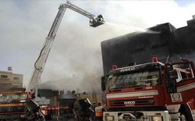 اخماد حريق داخل مستودعات لتخزين الكرتون في الهاشمي الشمالي