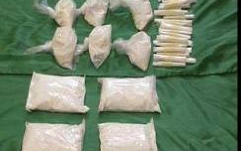 ضبط هيروين وسلاح ناري في مداهمة لمنزلين