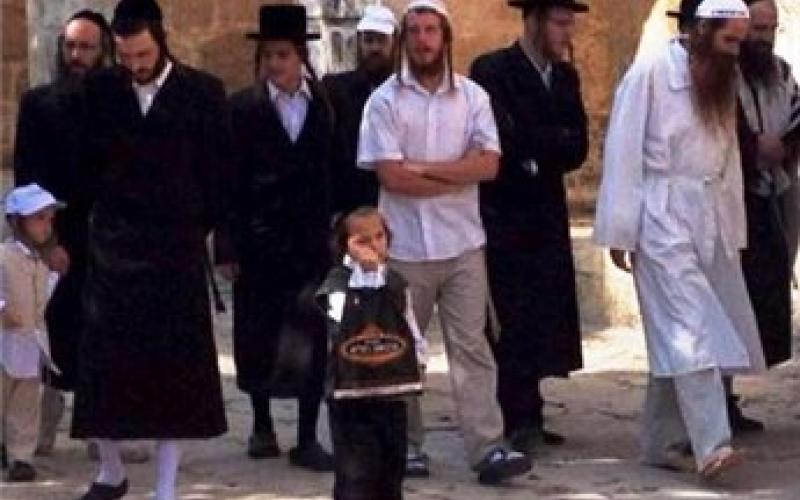 حاخامات بلباس "الهيكل" يقتحمون الأقصى