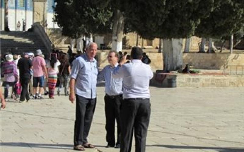 وزير الاسكان الاسرائيلي وعشرات المتطرفين يقتحمون الاقصى