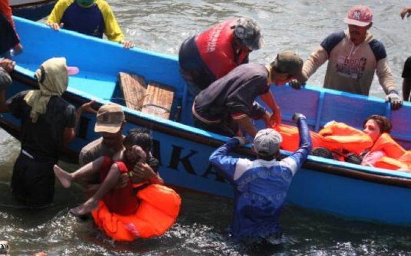 نجاة أردني في حادث غرق القارب بأندونيسيا