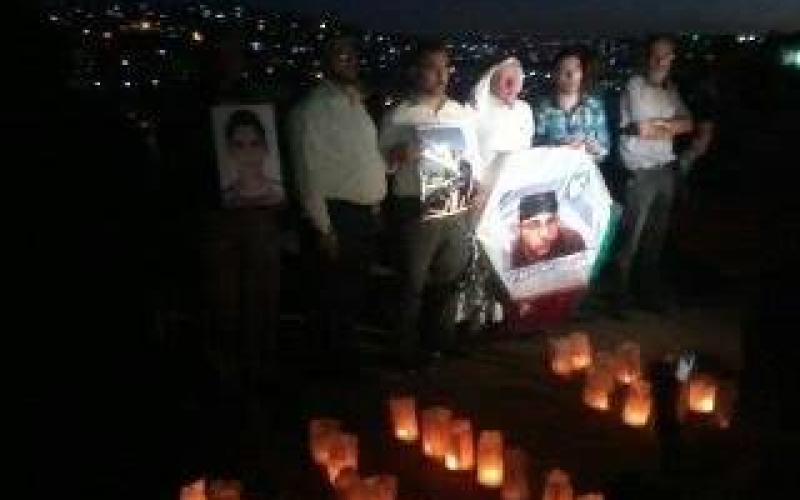 أهالي الأسرى يضيؤون الشموع تضامناً مع أبنائهم (صور)