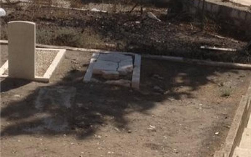 مستوطنون يعتدون على مقبرة مسيحية في سلوان