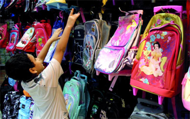 "شباب الحياة" توزع 200 حقيبة على طلبة محتاجين بالزرقاء