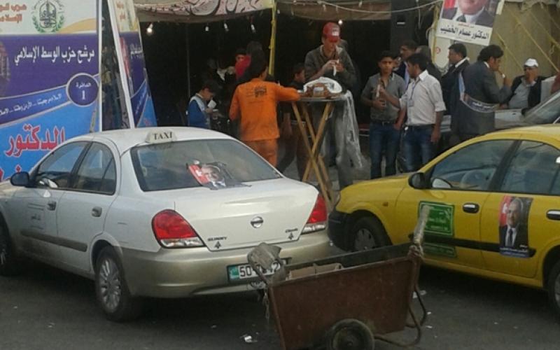 بائع حلوى أمام مقر انتخابي في أولى العاصمة- عدسة محمد الفضيلات