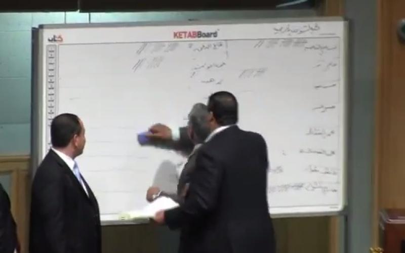 النائب كريشان يمسح لوح نتائج فرز اللجان (فيديو)