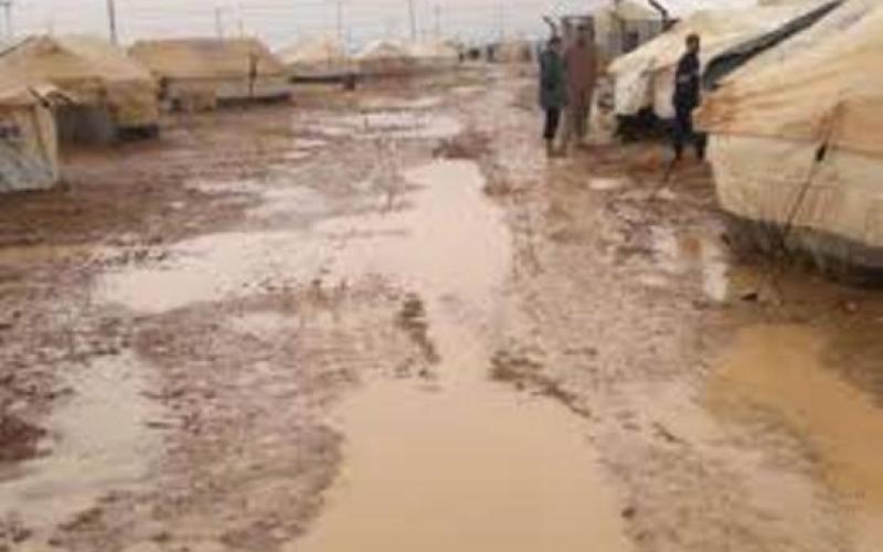 مياه الأمطار تداهم خيام اللاجئين السوريين في الأغوار 