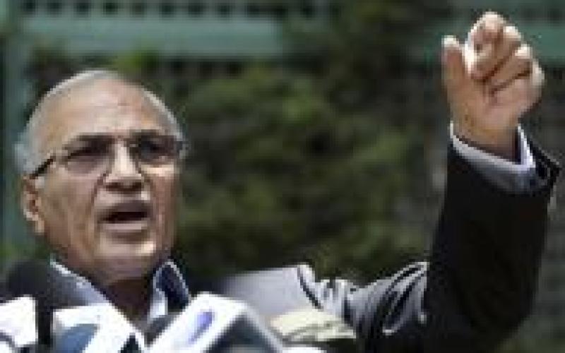 مصر: تبرئة شفيق ونجلي مبارك بقضية أراضي الجوية
