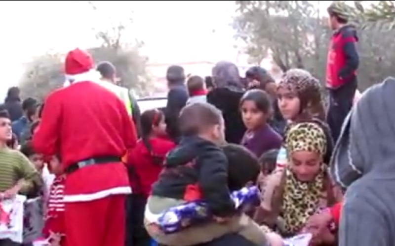 سوريون يحملون رسالة السلام في الميلاد