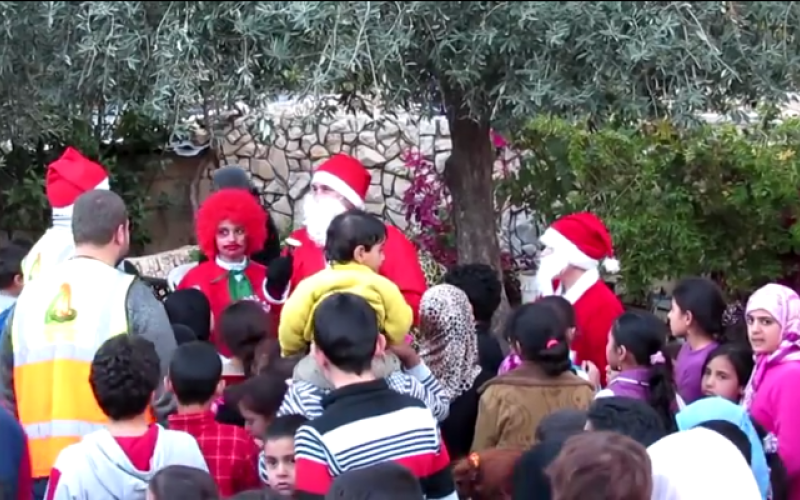 بابا نويل يرسم البسمة على وجوه الأطفال السوريين