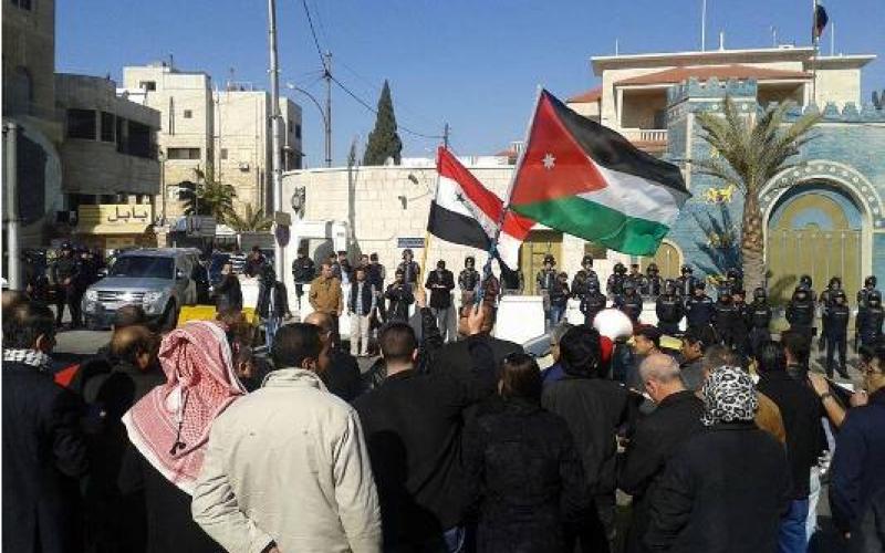 معتصمون أمام السفارة العراقية: قادمون يا بغداد