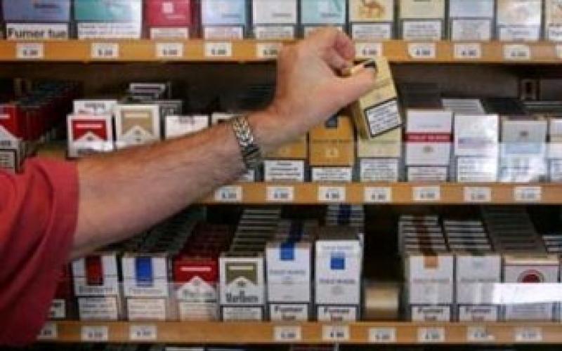 مواطنون يطالبون الحكومة بخفض أسعار سلع اساسية مقابل رفع السجائر