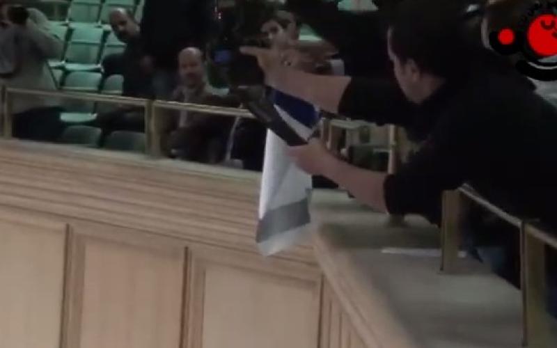 إحراق العلم الإسرائيلي في شرفة مجلس النواب- فيديو