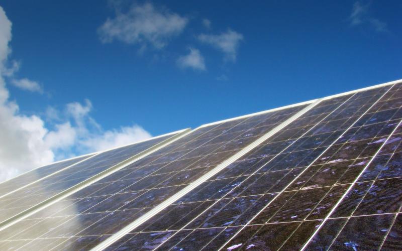 مواطنون يستبدلون عدادات الكهرباء بالخلايا الشمسية 