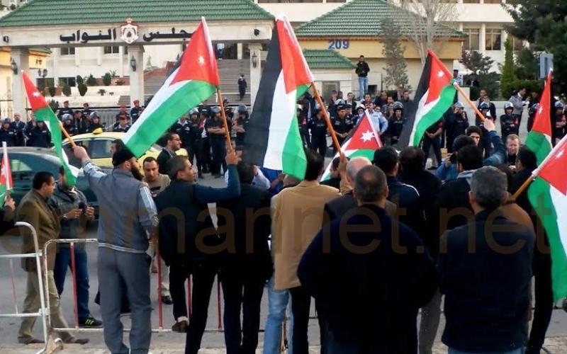 تجمع المعتصمين أمام النواب إحياء لذكرى 24 آذار- عدسة أحمد أبو حمد