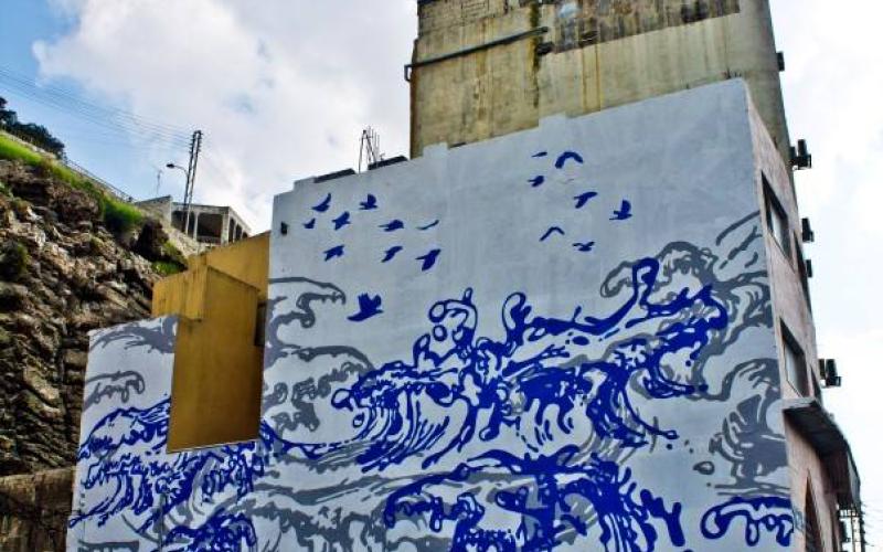 فنانون يزينون شوارع جبل القلعة بالرسومات الفنية - صور