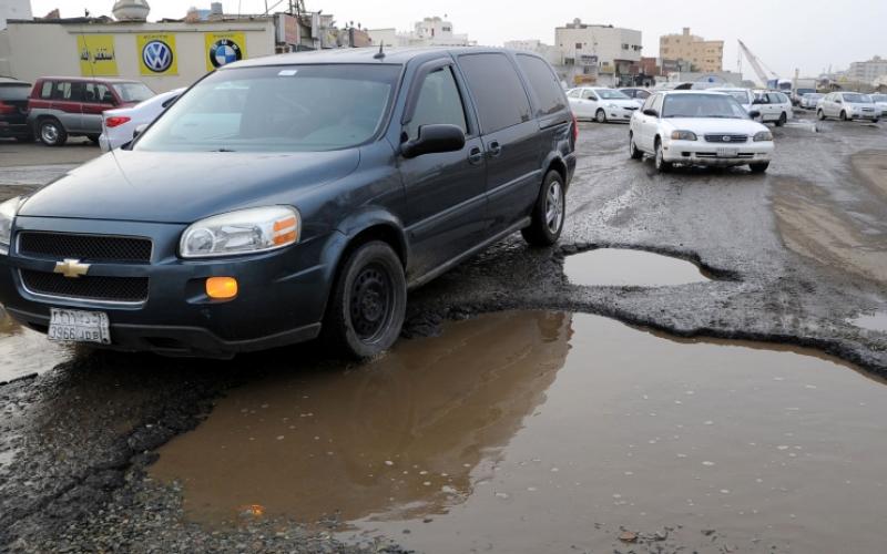 الحفر وفيضانات المجاري تغلق شارع "سلمة بن نعيم" بالزرقاء الجديدة