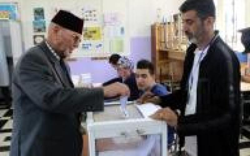 الجزائريون يدلون بأصواتهم في انتخابات الرئاسة 