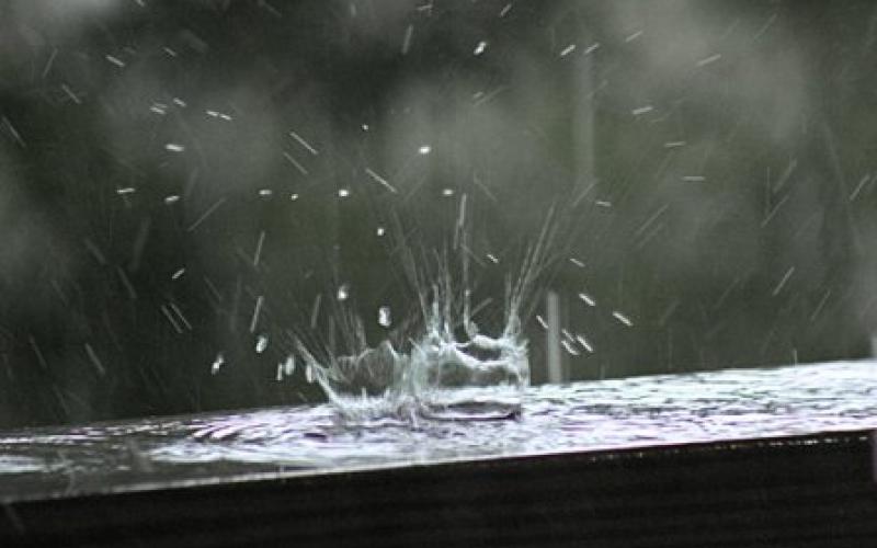 طقس غائم جزئياً وامطار متفرقة حتى الخميس