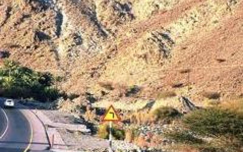 طرق متآكلة في الأغوار الجنوبية