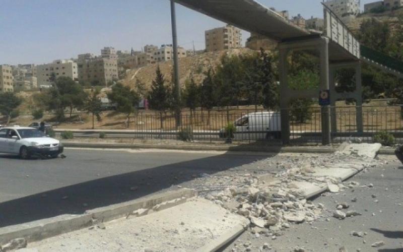 إصابة 3 أشخاص باصطدام ونش بجسر مشاة