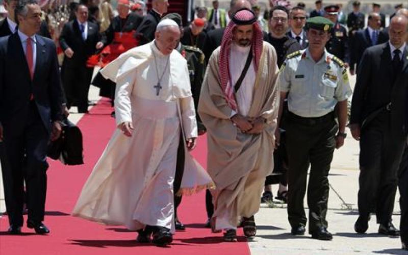 وصول البابا فرانسيس إلى عمان