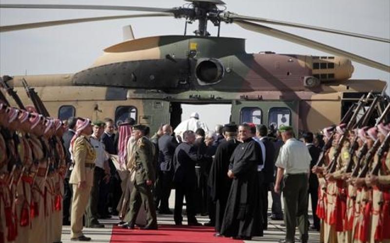 البابا فرنسيس يغادر الأردن على متن مروحية عسكرية متوجهًا إلى بيت لحم في الضفة الغربية