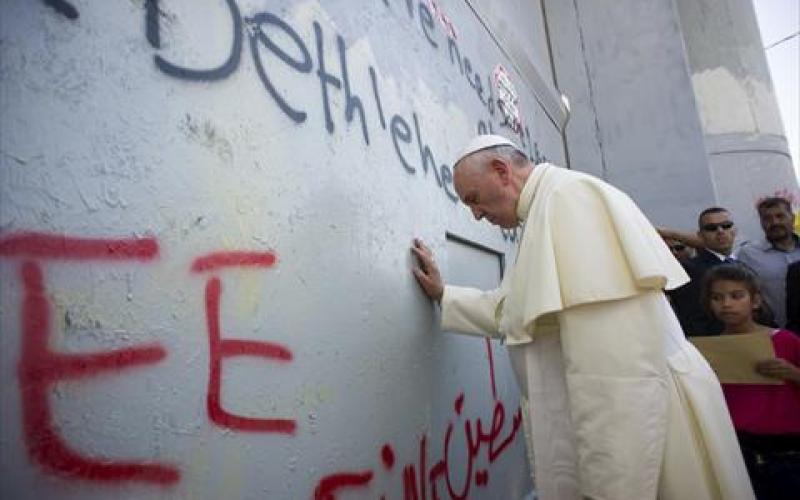 البابا يتوقف عند الجدار العازل ببيت لحم ويصلي 