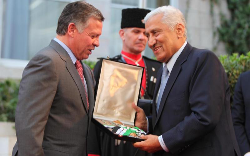 الملك يقلد النسور ومؤسسة الغذاء أوسمة بمناسبة الاستقلال