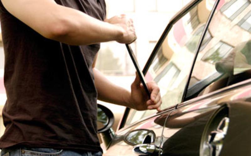 القبض على متورطين بسرقة منازل ومركبات