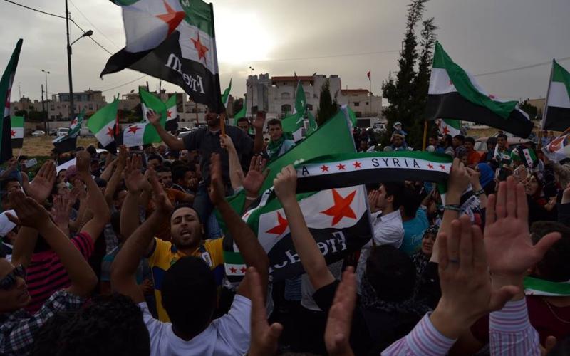 سوريون يعترضون على الانتخابات الرئاسية أمام السفارة