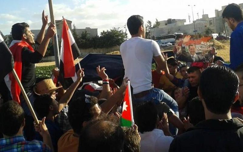 مؤيدون للأسد يحتفلون بفوزه أمام السفارة السورية
