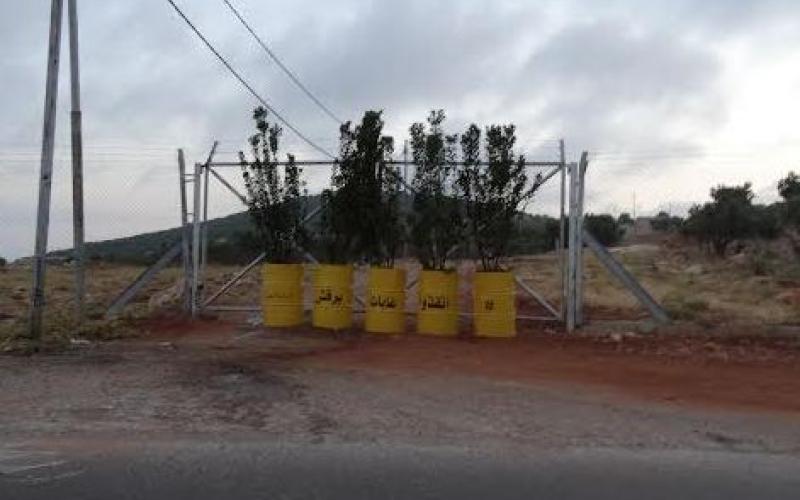 "السلام الأخضر" تغلق مدخل المنطقة العسكرية في برقش بالأشجار