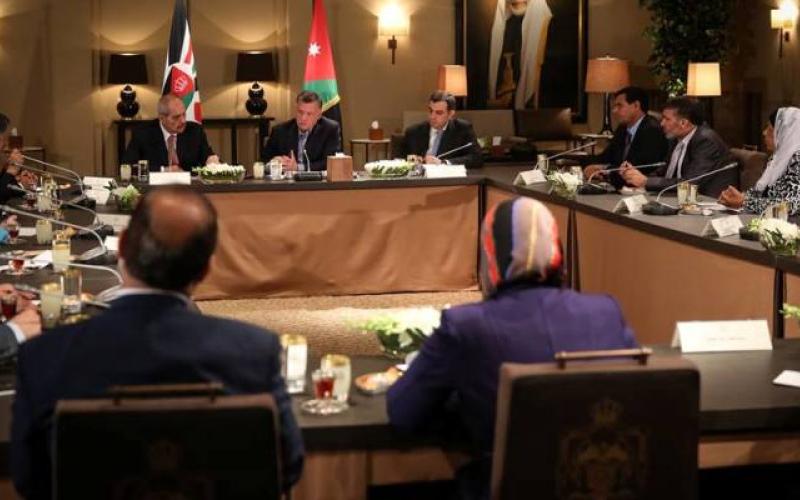 الملك: مطلعون على تفاصيل مفاوضات السلام