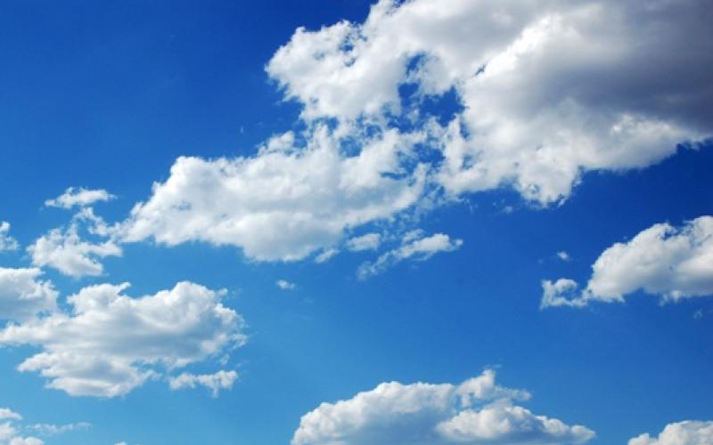 أجواء معتدلة ودرجات الحرارة أقل من معدلاتها