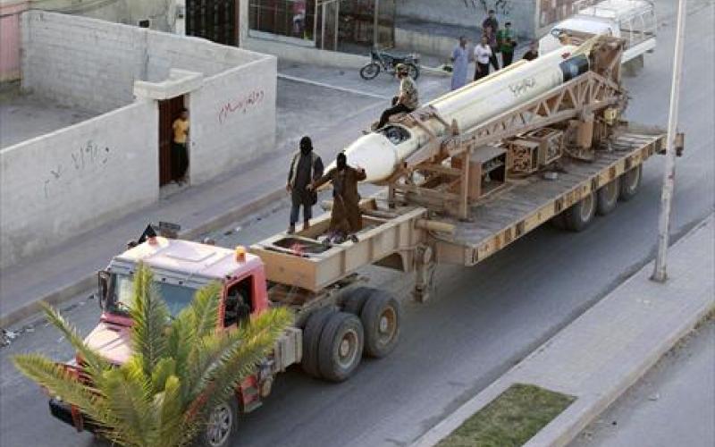 سوريا: "داعش" تستعرض بصاروخ سكود بالرقة - صور 