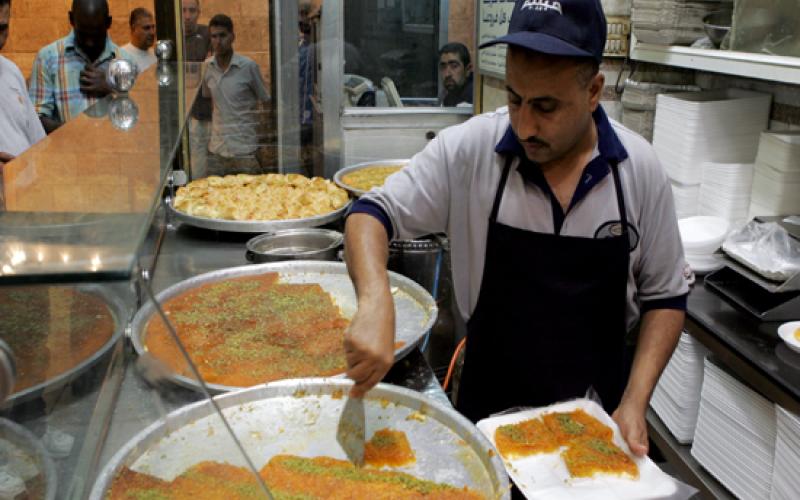 زيادة الاقبال على "الحلويات" مع بداية رمضان 