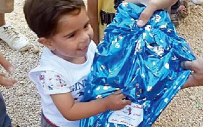 مبادرة "اسعادكم غايتنا" توزع الهدايا على طلبة مدرسة الرجاء للصم 