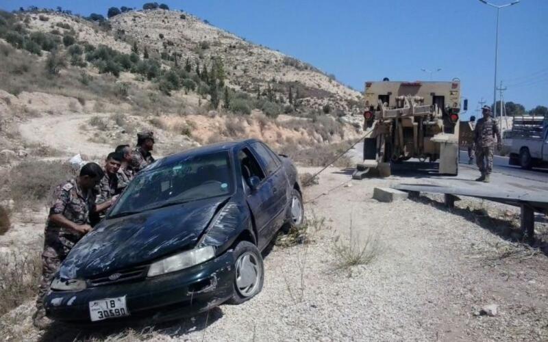 انتشال مركبة بعد تدهورها بوادي العرب