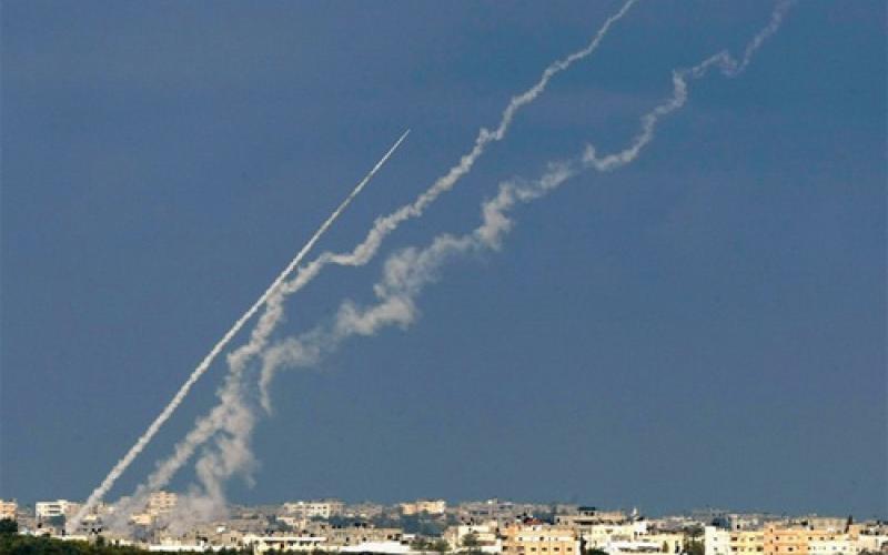 شهيدان بغارة جديدة على غزة..وصواريخ المقاومة تقصف تل أبيب