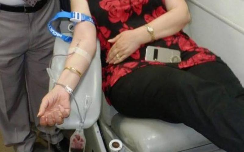 ناشطون يتبرعون بالدم لجرحى غزة في مجمع النقابات 