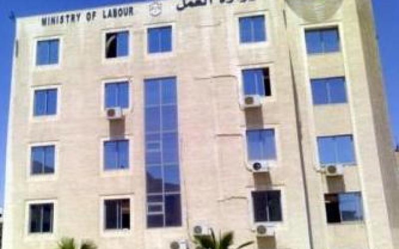 "العمل": توقف موظفين عن تقديم الخدمات مخالف للقانون