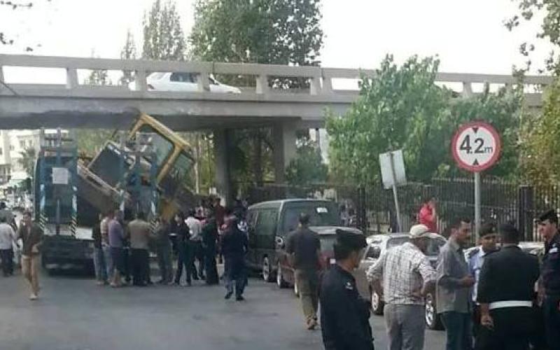 تحطم مركبة إثر اصطدام جرافة بجسر صويلح