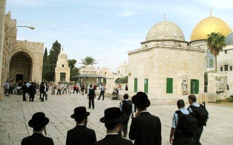 مستوطنون يقتحمون المسجد الاقصى بحراسة الشرطة الإسرائيلية