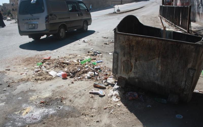 شكوى من تراكم النفايات في حي القادسية بعد سحب البلدية للحاويات