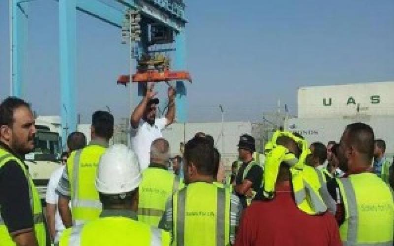 العاملون في "ميناء الحاويات" يلوحون بالعودة للإضراب