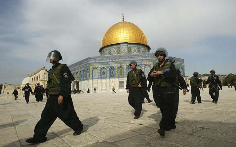قوات إسرائيلية تعتدي على حراس الأقصى