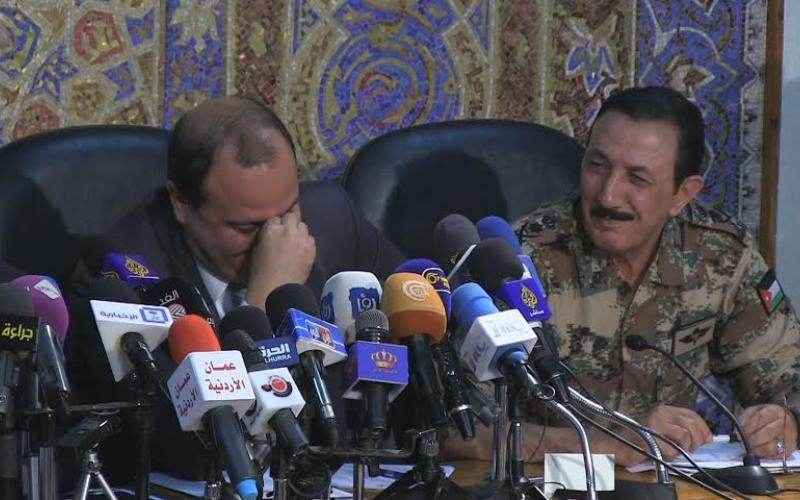 وزير الداخلية ورئيس هيئة الأركان يضحكان في مؤتمر صحفي حول "ذهب عجلون" - تصوير: غسان فرج 