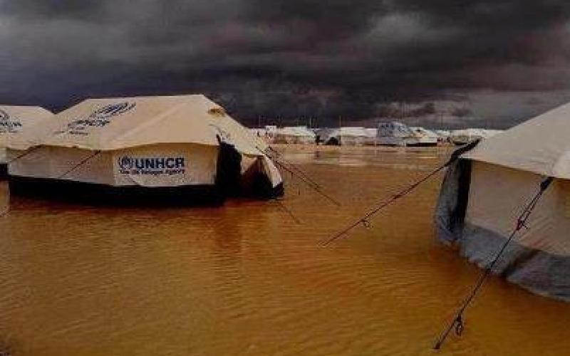 لاجئون في مخيم الزعتري بانتظار مفاجآت الشتاء