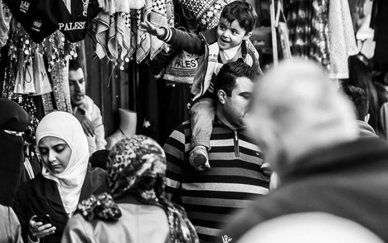 طفل ووالده في وسط البلد في العاصمة عمّان - تصوير: علي الحسني 